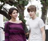 Justin Bieber et Selena Gomez étaient déjà surpris par des photographes, redoublant de complicité, à Los Angeles, le 18 décembre 2010.