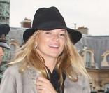 Kate Moss sort son hôtel à Paris, le 4 février 2011.