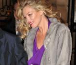 Kate Moss sort du restaurant Raspoutine à Paris, le 3 février 2011.