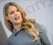 La très jolie Alice Eve est vraiment très douée pour les concours de T-shirts mouillés.