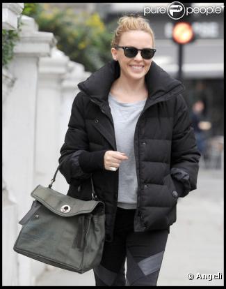 Kylie Minogue dans les rue de Londres dans un look parfait et jamais sans son Muse 2 d'YSL. Le 7 février 2011