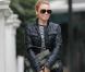 Kylie Minogue en saharienne YSL et jamais sans son muse 2 militaire à Londres, le 6 février 2011