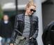 Kylie Minogue en saharienne YSL et jamais sans son muse 2 militaire à Londres, le 6 février 2011