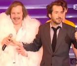 Edouard Baer coupe Philippe Katerine en pleine chanson, lors de la cérémonie des Globes de Cristal 2011