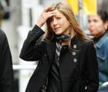 Jennifer Aniston moulée dans un manteau noir Burberry sur le tournage de son film 