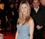 Jennifer Aniston dans une robe grise Burberry pour la première de Marley et moi en mars 2009 