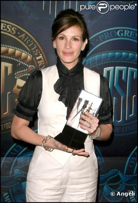 Julia Roberts honorée lors de la grande soirée des 25e ASC, qui s'est tenue au Grand Ballroom d'Hollywood, à Los Angeles, le 13 févier 2011.