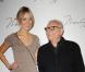 Katrina Bowden et Max Azria dans les Backstages du défilé Max Azria lors de la Fashion Week de New York, le 13 février 2011.
