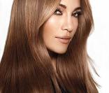Jennifer Lopez égérie L'Oréal pour la gamme capillaire EverSleek et la gamme cosmétique Infallible.