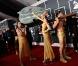 Anne Vyalitsina escorte l'oeuf de Lady Gaga sur le tapis rouge des Grammy Award, Los Angeles, le 13 février 2011 