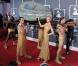 Anne Vyalitsina escorte l'oeuf de Lady Gaga sur le tapis rouge des Grammy Award, Los Angeles, le 13 février 2011 