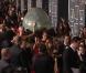 Anne Vyalitsina escorte l'oeuf de Lady Gaga sur le tapis rouge des Grammy Award, Los Angeles, le 13 février 2011