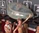 Anne Vyalitsina escorte l'oeuf de Lady Gaga sur le tapis rouge des Grammy Award, Los Angeles, le 13 février 2011