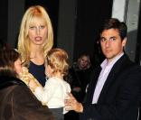 Karolina Kurkova s'offre une pause tendresse avec sa famille à New York, le 16 février 2011.