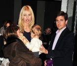 Karolina Kurkova s'offre une pause tendresse avec sa famille à New York, le 16 février 2011.