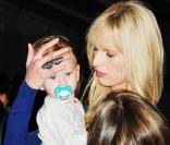 Karolina Kurkova s'offre une pause tendresse avec sa famille à New York, le 16 février 2011.