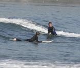 Sean Penn et son fils Hopper, font du surf le 23 janvier 2011