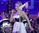Kylie Minogue se produit sur la scène de la Herning Multi-Arena, à Herning, au Danemark, pour le premier concert de son Aphrodite - Les Folies World Tour , samedi 19 février.