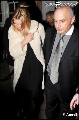 Kate Moss et Sir Philip Green sortent du restaurant George à Londres, le 19 février 2011.