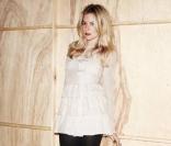 Sienna Miller prend la pose pour sa marque Twenty8Twelve