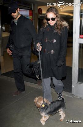 Natalie Portman arrive à l'aéroport de Los Angeles avec son compagnon Benjamin Millepied et son chien Whiz. 24 février 2011