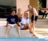 Daniel Hechter, qui vit aujourd'hui avec Fiona Gélin, a eu la douleur de perdre le 24 février 2011 celle qui était toujours son épouse, Jennifer Hechter, née Chambon (photo : en 1999 à St-Tropez avec E.P. de Savoie et N. Andress).