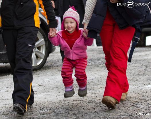 La famille royale norvégienne honore de sa présence les championnats de   ski du monde nordique, qui se déroulent jusqu'au 6 mars 2011 dans la région   d'Oslo. Photo : la petite princesse Emma Tallulah, fille de Martha-Louise.