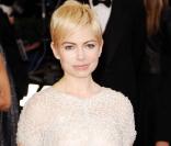 Michelle Williams lors de la cérémonie des Oscars moulée dans une somptueuse robe Chanel Haute Couture<br />