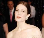 Mandy Moore parfaite en nude dans une robe Monique Lhuillier  