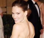 Hilary Swank a aussi misé sur le nude dans une longue robe Gucci Première 