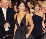 Camilla Alves dans une longue robe noire au décolleté profond. Superbe lors de la cérémonie des Oscars le 27 février 2011 