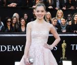 Hailee Steinfeld irrésistible dans une obe rétro Marchesa lors de la cérémonie des Oscars à Los Angeles le 27 février 2011