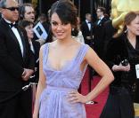 Mila Kunis délicieuse dansu une robe Haute Couture Elie Saab lors de la cérémonie des Oscars à Los Angeles le 27 février 2011