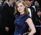 Amy Adams dans une longue robe bleu nuit L'Wren Scott lors de la cérémonie des Oscars à Los Angeles le 27 février 2011