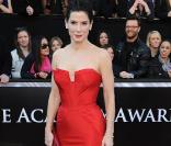 Sandra Bullock a choisi le rouge pour briller sur le tapis rouge lors de la cérémonie des Oscars à Los Angeles le 27 février 2011. Robe signée Vera Wang 