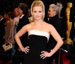 Reese Witherspoon dans une robe Armani Privé lors de la cérémonie des Oscars à Los Angeles le 27 février 2011