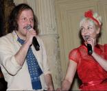 Philippe Katerine et Fifi Chachnil en concert au Café Carmen à Paris, le 1er mars 2011