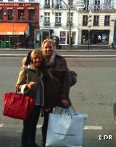 Blake Lively à Paris, le samedi 5 mars, après avoir dévalisé la boutique Darel du boulevard St-Germain (Paris), pose avec une amie. 