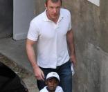 Guy Ritchie et son fils adoptif David en juin 2009 à Londres 