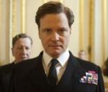 Colin Firth dans le film Le Discours d'un roi, avec Geoffrey Rush et Helena Bonham Carter en arrièr-plan 