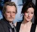 Gary Oldman et Donya Fiorentino à l'occasion de l'avant-première du Chapon rouge , au Graumann's Chinese Theatre de Hollywood, à Los Angeles, le 7 mars 2011.