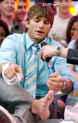 Ashton Kutcher a les pieds palmés !