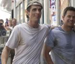 Christian Bale dans Fighter. Pour son rôle d'ancien boxeur junkie, il a dû perdre beaucoup de poids. Ici avec Mark Wahlberg 