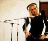 Dans Velvet Goldmine, Bale donne la réplique à un Ewan McGregor très glamour 