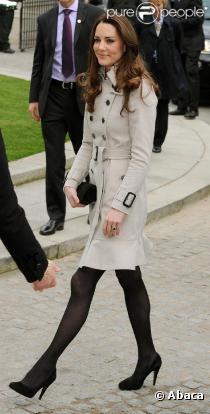 Kate Middleton lors de sa visite à Belfast dans un trench en laine Burberry