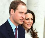 Kate Middleton et le prince William lors de leur visite à Belfast dans un trench en laine Burberry
