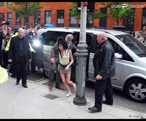 Amy Winehouse arrive au commissariat