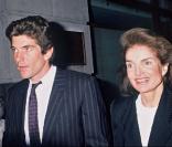 John John Kennedy et sa mère Jackie, août 1990 