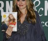 Alicia Silverstone en séance de dédicaces pour son livre  The Kind Diet (15 mars à Los Angeles)
