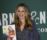Alicia Silverstone en séance de dédicaces pour son livre  The Kind Diet (15 mars à Los Angeles)